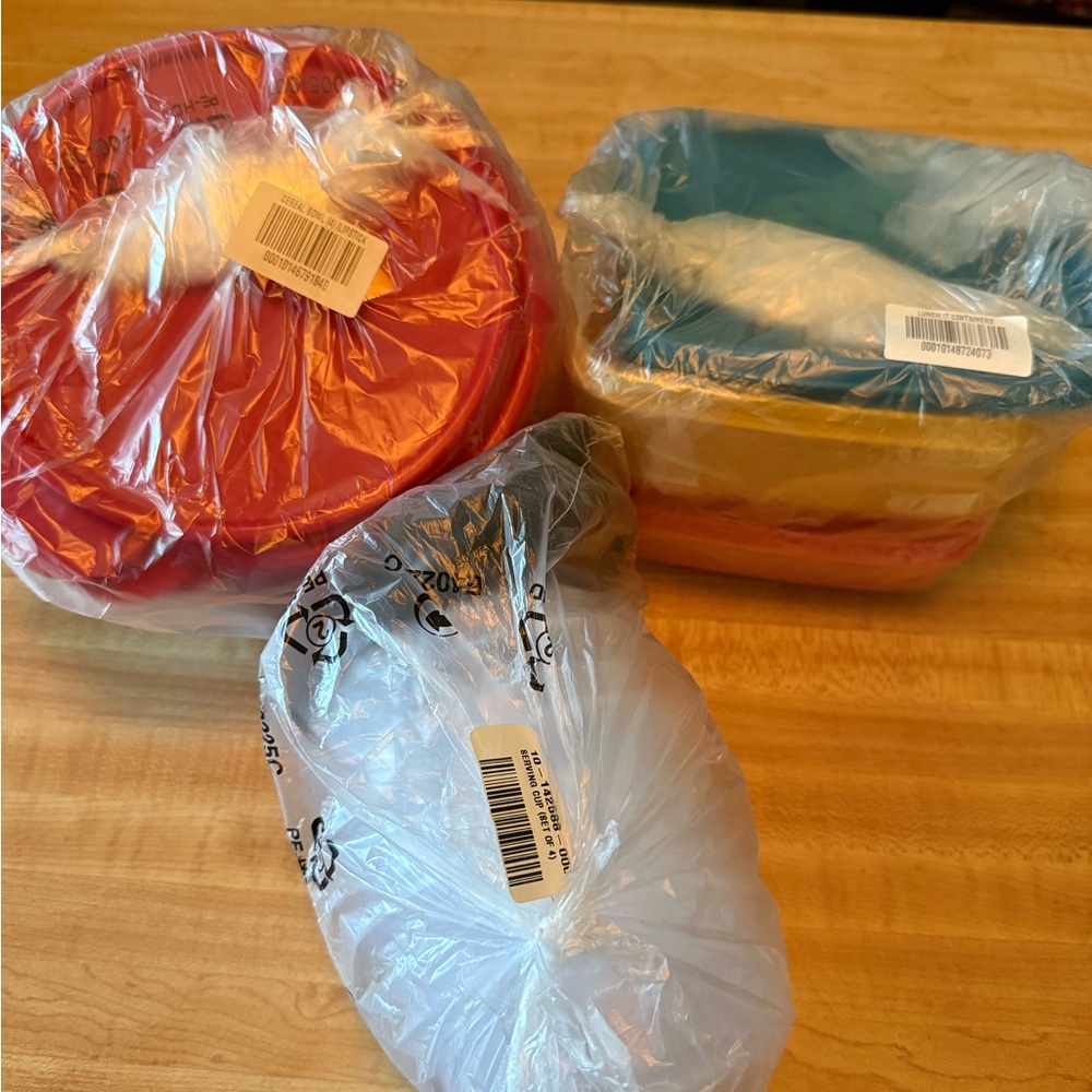 TUPPERWARE CEREAL BOWLS (4 PIECE SET) AND MUCH MORE - Picture 2 of 7